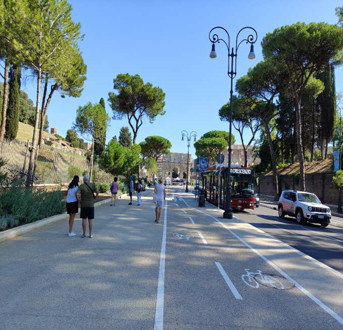 Il percorso ciclopedonale su via di San Gregorio