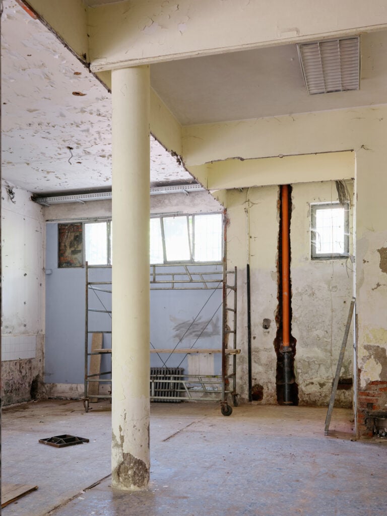 Nel cantiere di 155 Tradate, all'interno dell'edificio razionalista progettato dall'architetto E. A. Griffini. Photo Francesca Iovene