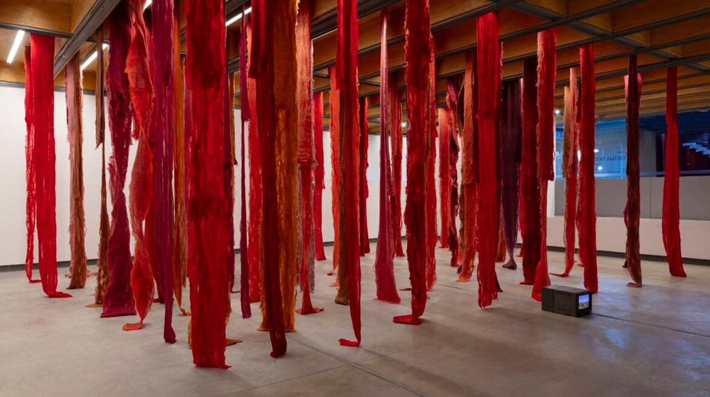 La mostra di Cecilia Vicuña alla Whitechapel Gallery