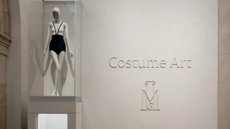 veduta dell'esposizione, l'ingresso delle Cond&eacute; Nast Galleries al Met @ Metropolitan Museum of Art