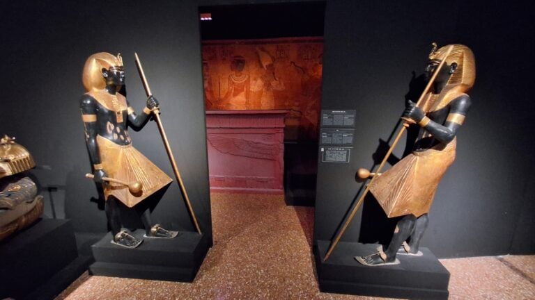 Tutankhamon: la tomba, il tesoro, la maledizione, Palazzo Belloni, Bologna, Installation view Intervista a Zahi Hawass