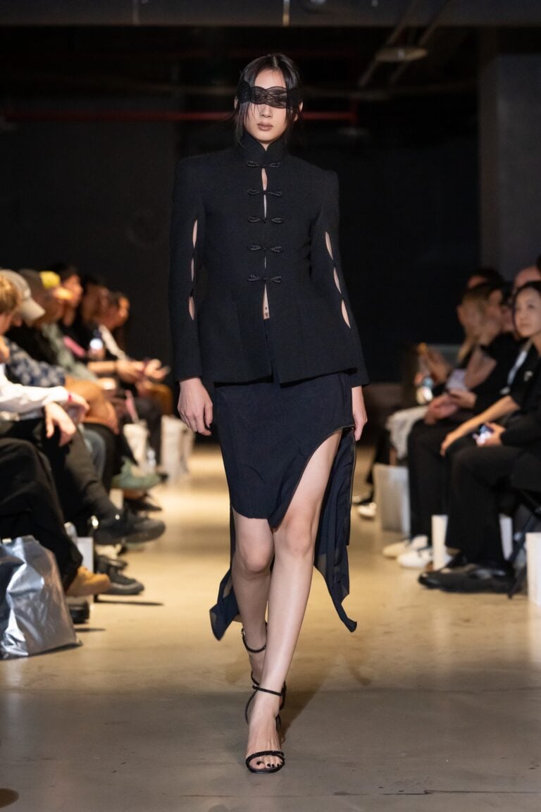 A study of control and losing control di JENN LEE. Courtesy Taipei Fashion Week SS27