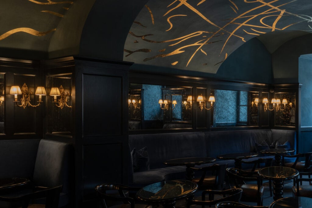 Nel ristorante di Torino dove pranzava Cavour ora si pu&ograve;&nbsp; entrare gratis tra specchi d'artista, opere d&rsquo;arte e porcellane