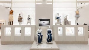 Come l’abito racconta il corpo. Ne parla una grande mostra a New York