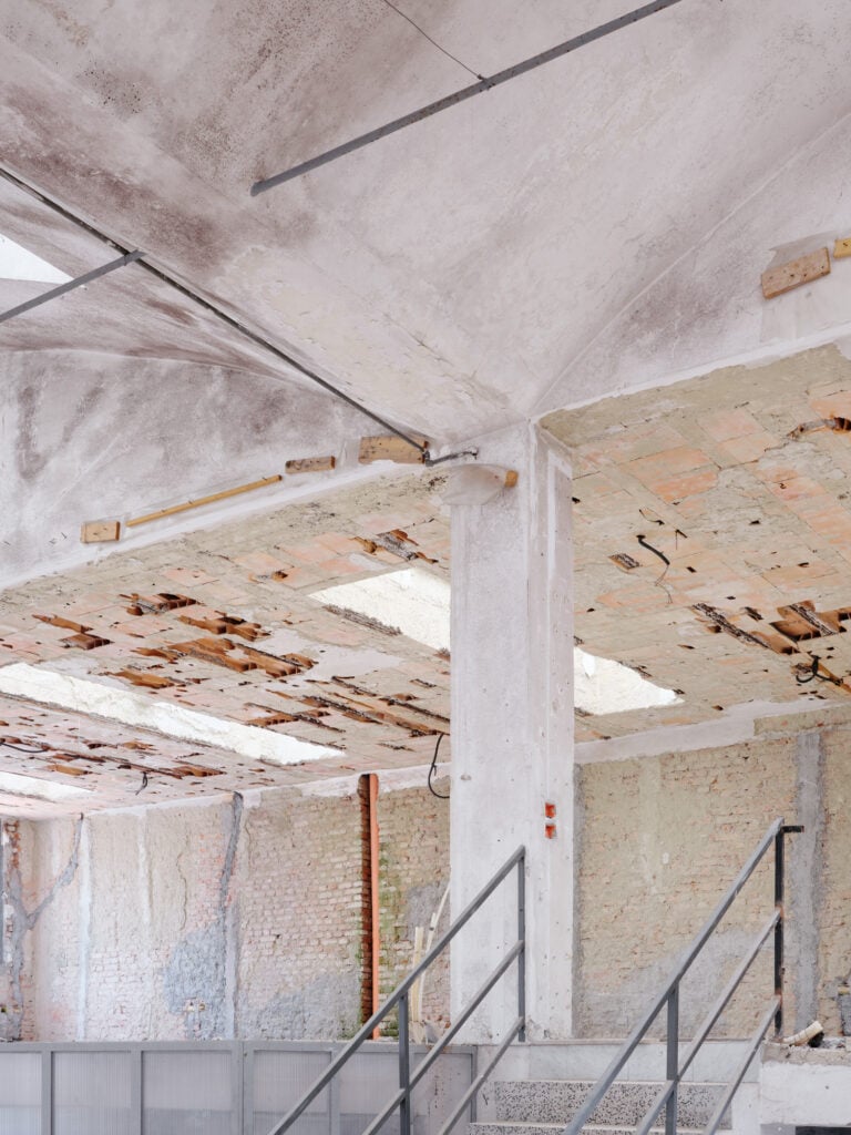 Nel cantiere di 155 Tradate, all'interno dell'edificio razionalista progettato dall'architetto E. A. Griffini. Photo Francesca Iovene