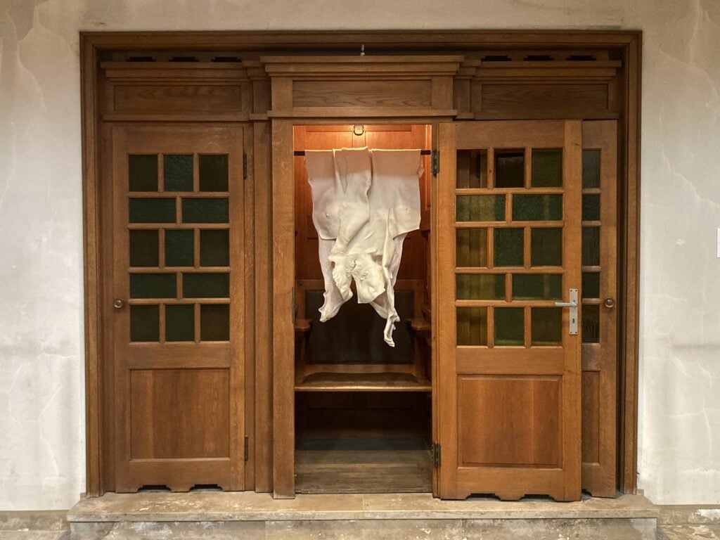 La biennale Manifesta è finita. Cosa resta in Germania tra fabbriche e chiese? Il reportage