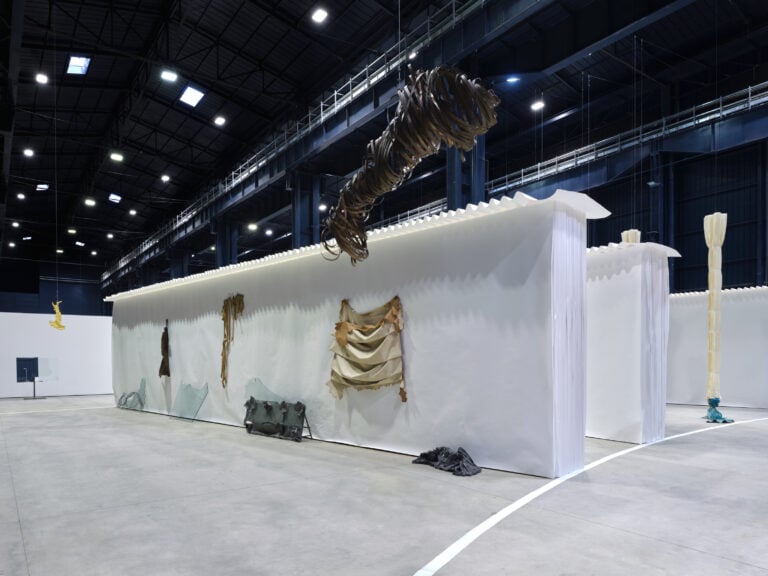 La mostra di Luciano Fabro all'HangarBicocca di Milano: un compendio prezioso