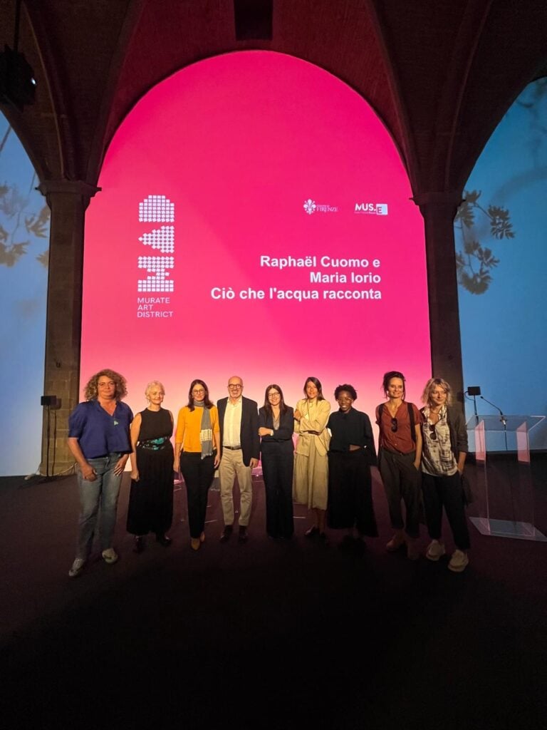 Giovanni Bettarini, Valentina Gensini, Barbara Tosti e gli artisti partecipanti alla conferenza stampa di MAD il 7 ottobre 2026