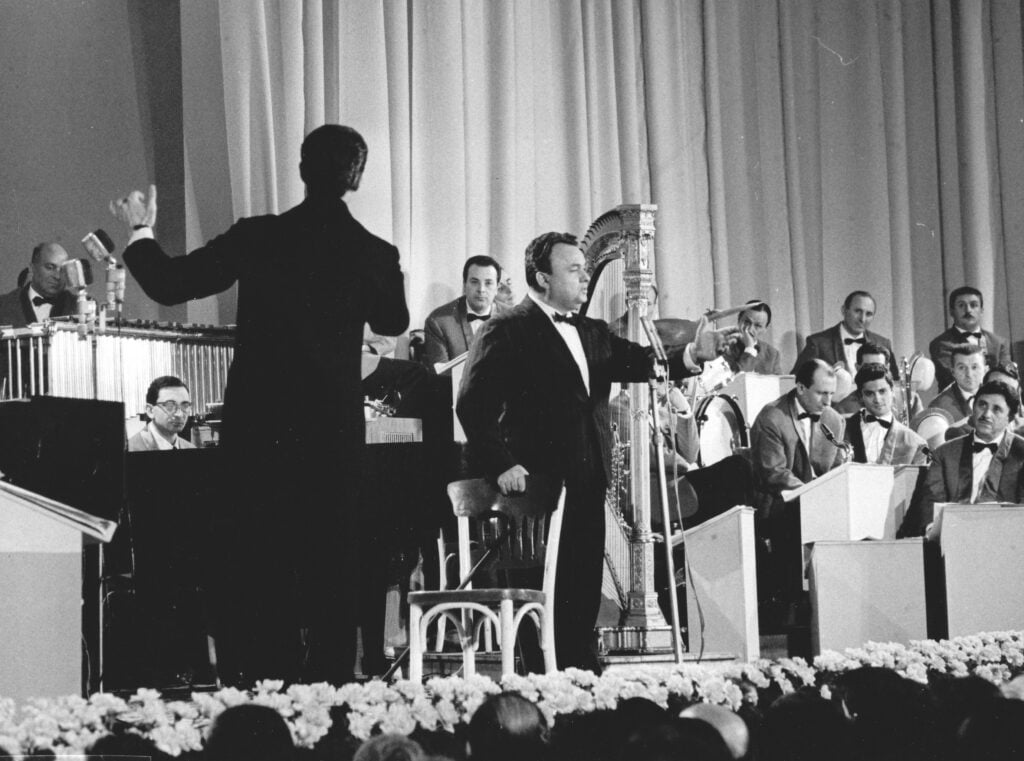 Una leggenda della canzone che abbiamo dimenticato. Storia di Luciano Tajoli, da Sanremo alla sua Milano