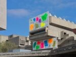 Una delle facciate brutaliste più famose di Londra diventa una tela di colore: Renée Levi alla Hayward Gallery