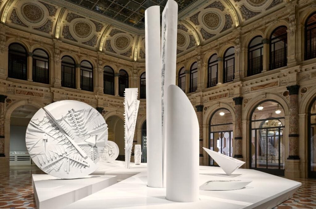 Arnaldo Pomodoro e la grande mostra a Milano che celebra i 100 anni dalla nascita