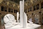 Arnaldo Pomodoro e la grande mostra a Milano che celebra i 100 anni dalla nascita