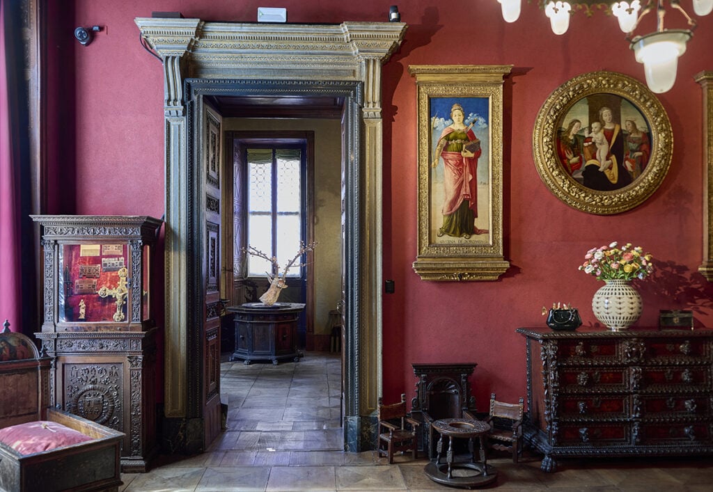 Le sculture di Bertozzi & Casoni da scoprire sala per sala in uno dei musei più affascinanti di Milano. La recensione