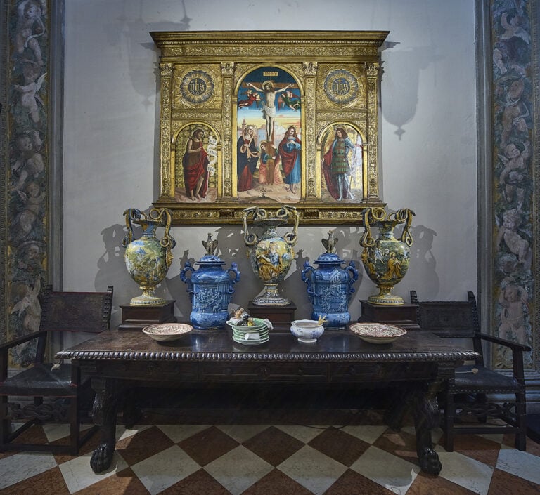 Installation view della mostra "Bertozzi & Casoni. Eterne e fragili presenze", 2026. Courtesy Bertozzi & Casoni e Museo Bagatti Valsecchi. Ph: Carlo Casella