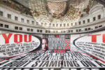 A Parigi c'&egrave; una monumentale installazione della grande artista Barbara Kruger. Le foto