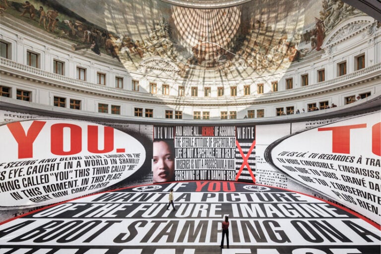 A Parigi c'&egrave; una monumentale installazione della grande artista Barbara Kruger. Le foto