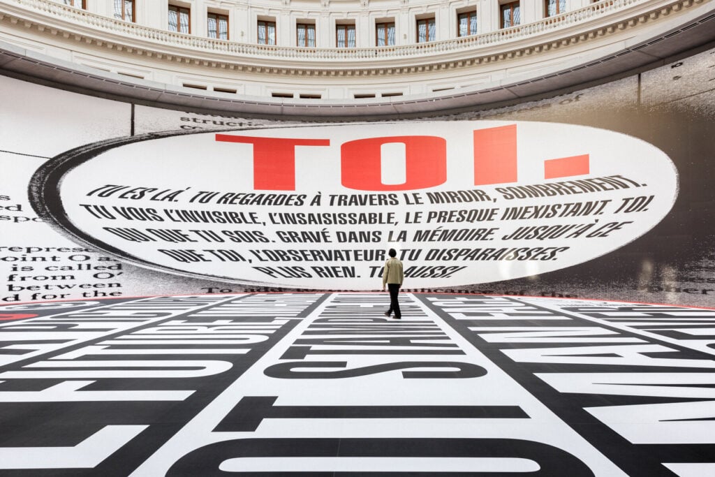 A Parigi c'è una monumentale installazione della grande artista Barbara Kruger. Le foto