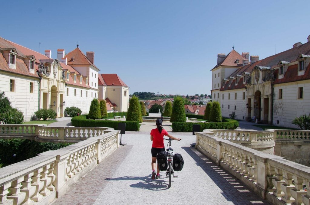 Quando il viaggio conta quanto la destinazione. La bici può cambiare il turismo (ma deve essere sostenuta)