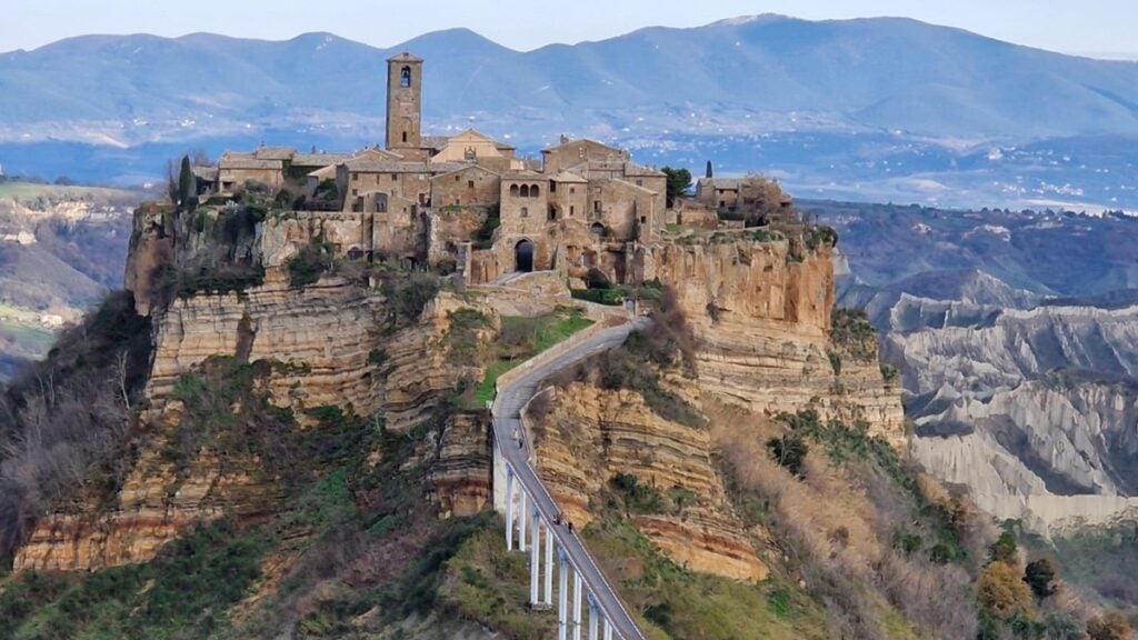 Bagnoregio e Bolsena fanno trionfare la Tuscia. Sarà Capitale italiana dell’Arte Contemporanea 2028