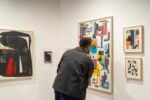 A Torino una fiera d'arte indipendente si sta svolgendo dentro un grande garage