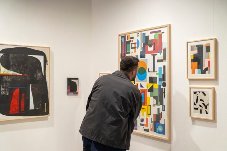 A Torino una fiera d'arte indipendente si sta svolgendo dentro un grande garage