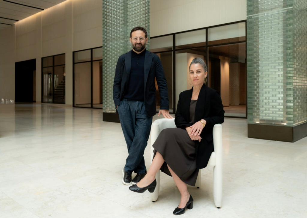 Vincenzo De Bellis e Wassan Al-Khudhairi, Chief Artistic Officer e Global Director Art Basel Fairs e Artistic Director di Art Basel Qatar 2027. Courtesy of Art Basel