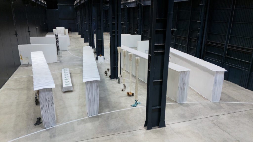 La mostra di Luciano Fabro all’HangarBicocca di Milano: un compendio prezioso