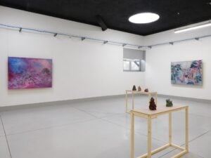 Un pittore italiano sta trasformando il Quattrocento in una favola psichedelica. In mostra a Milano