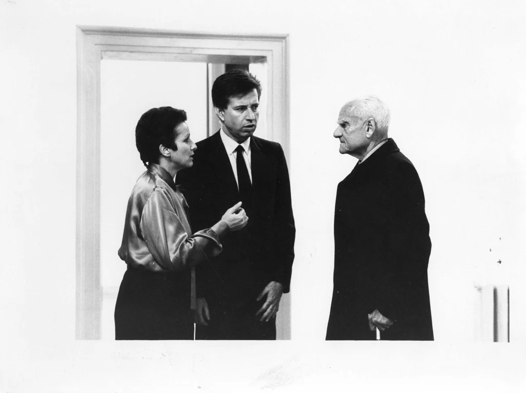 Dora Stiefelmeier, Mario Pieroni e Alberto Moravia all'inaugurazione della mostra di Gilbert & George alla Galleria Pieroni di Roma nel 1984. Ph: Enrica Scalfari