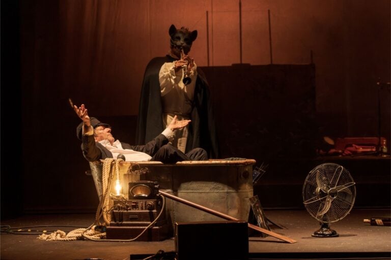 La Ballad Opera di Vinicio Capossela che porta in scena l&rsquo;urgenza di rimanere umani. La recensione&nbsp;