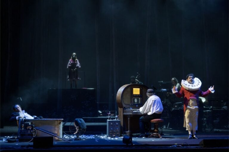 La Ballad Opera di Vinicio Capossela che porta in scena l&rsquo;urgenza di rimanere umani. La recensione&nbsp;
