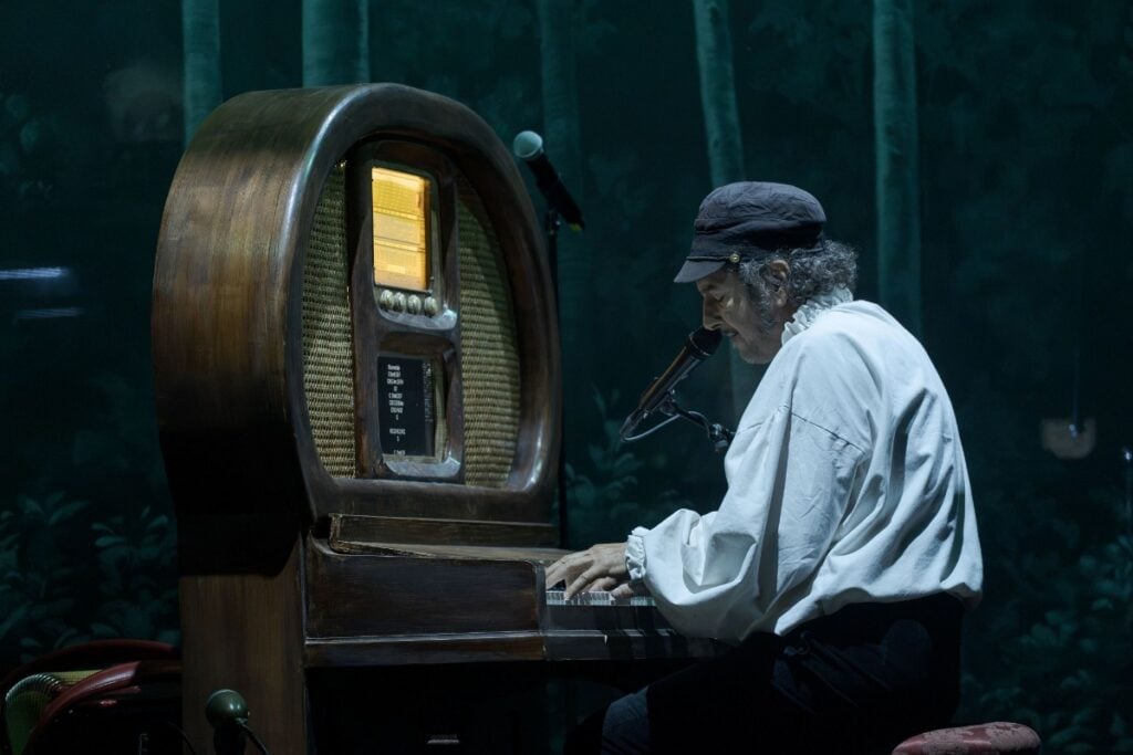 La Ballad Opera di Vinicio Capossela che porta in scena l’urgenza di rimanere umani. La recensione 