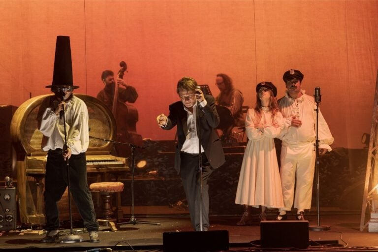 La Ballad Opera di Vinicio Capossela che porta in scena l&rsquo;urgenza di rimanere umani. La recensione&nbsp;