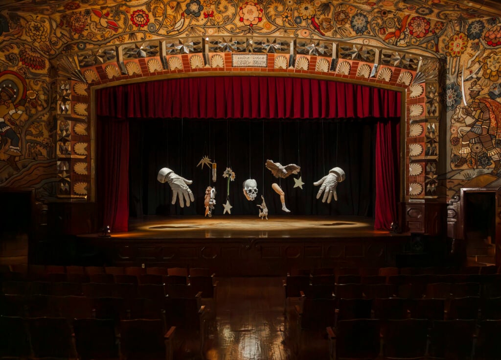 Enrique López Llamas, The Magician, 2026. Installation view, Teatro del Pueblo, Città del Messico. Courtesy l'artista e LLANO, Messico. Photo Alum Gálvez