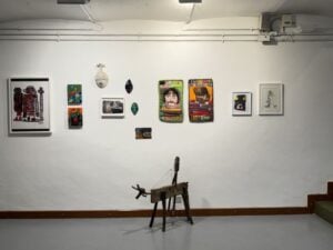 Quanto cambia un’opera quando scopriamo chi l’ha fatta? Una mostra a Torino per rifletterci