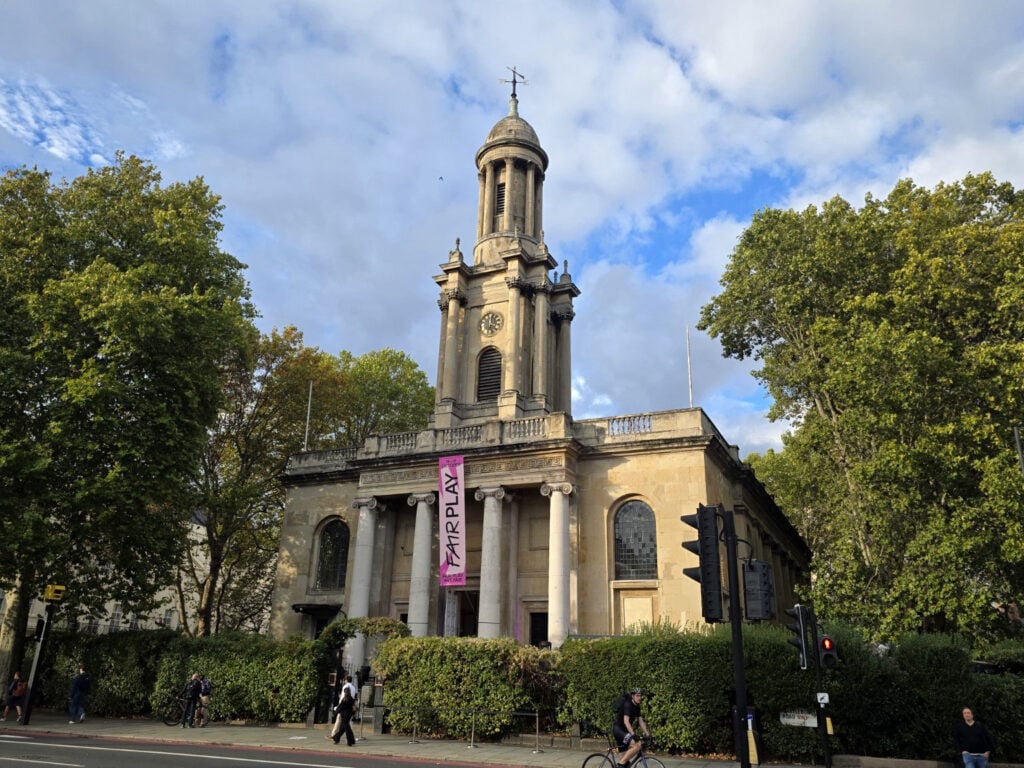 La nuova fiera di Londra accantona le gallerie: gli artisti partecipano direttamente (e gratis)