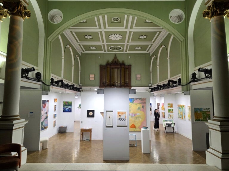 La nuova fiera di Londra accantona le gallerie: gli artisti partecipano direttamente (e gratis)