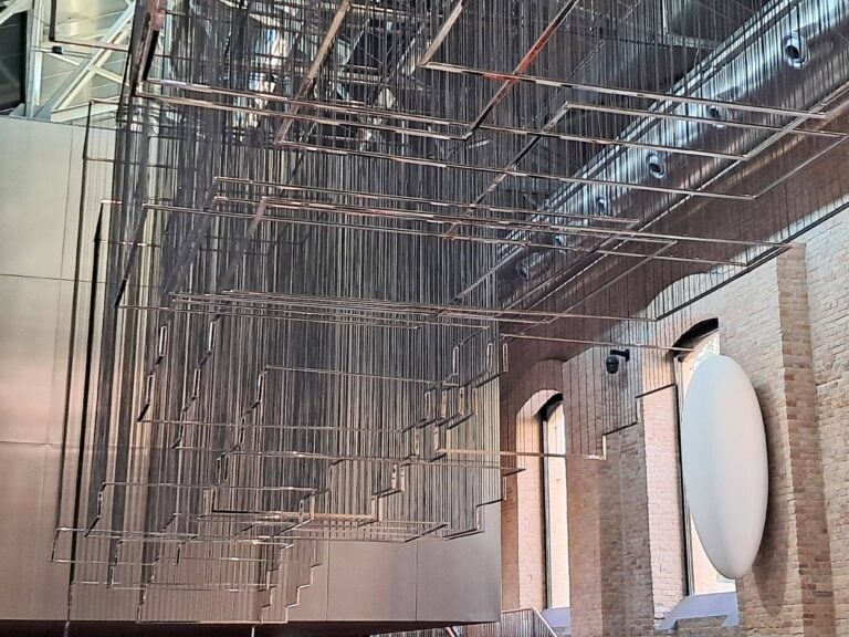 Flying Carpets, l&rsquo;installazione di Nadia Kaabi-Linke, mostra Hikmah, CCA Tashkent (ph Manuela De Leonardis)