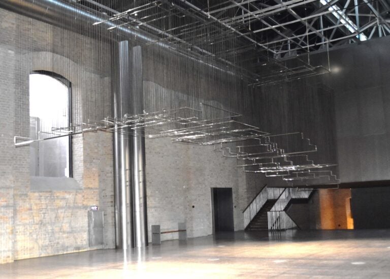 Flying Carpets, l&rsquo;installazione di Nadia Kaabi-Linke, mostra Hikmah, CCA Tashkent (ph Manuela De Leonardis) 1