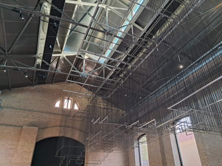 Flying Carpets, l&rsquo;installazione di Nadia Kaabi-Linke, mostra Hikmah, CCA Tashkent (ph Manuela De Leonardis)