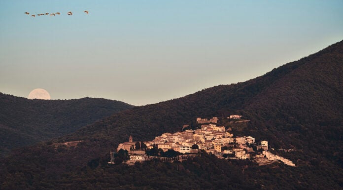 Un panorama dalle aree interne d'Italia. Photo Johny Goerend su Unsplash
