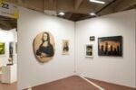 A Torino una fiera d'arte indipendente si sta svolgendo dentro un grande garage