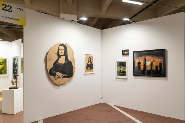 A Torino una fiera d'arte indipendente si sta svolgendo dentro un grande garage