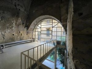 Una importante galleria polacca apre un nuovo spazio a Napoli (a Chiaia, dentro ad una grotta)