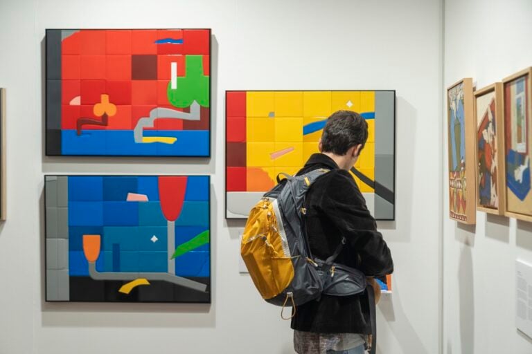 A Torino una fiera d'arte indipendente si sta svolgendo dentro un grande garage