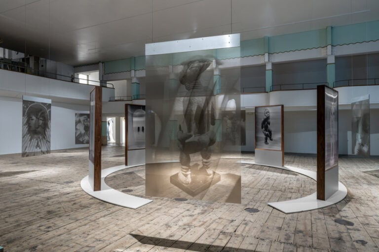 Hank Willis Thomas e Man Ray, Tomorrow I shall contradict myself, vedute della mostra Galleria Continua / San Gimignano, Cortesia: l'artista e GALLERIA CONTINUA, Fotografo: Ela Bialkowska, OKNO Studio