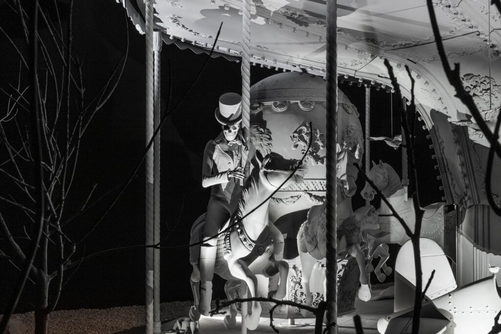 Vicino a Lucca la giostra dell’artista Hans Op de Beeck trasforma lo spazio in un enigma 