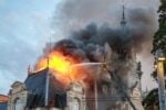 I Vigili del Fuoco al lavoro per domare le fiamme al Municipio di Limoges