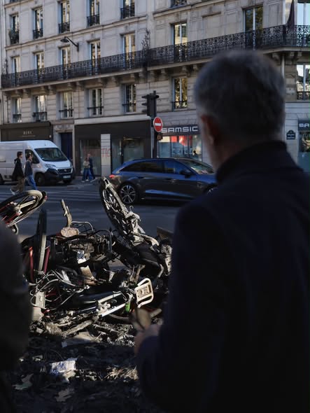 Il sindaco di Parigi Emmanuel Grégoire nel sopralluogo in città all'indomani del 17 ottobre