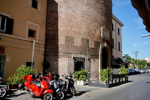Sono spuntate delle lucine di Natale su un abside delle Terme di Diocleziano a Roma